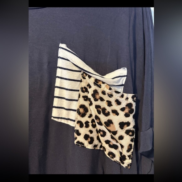 Boutique Women's Short Sleeve Striped/Leopard Pocket Tee Size Large - Picture 3 of 5